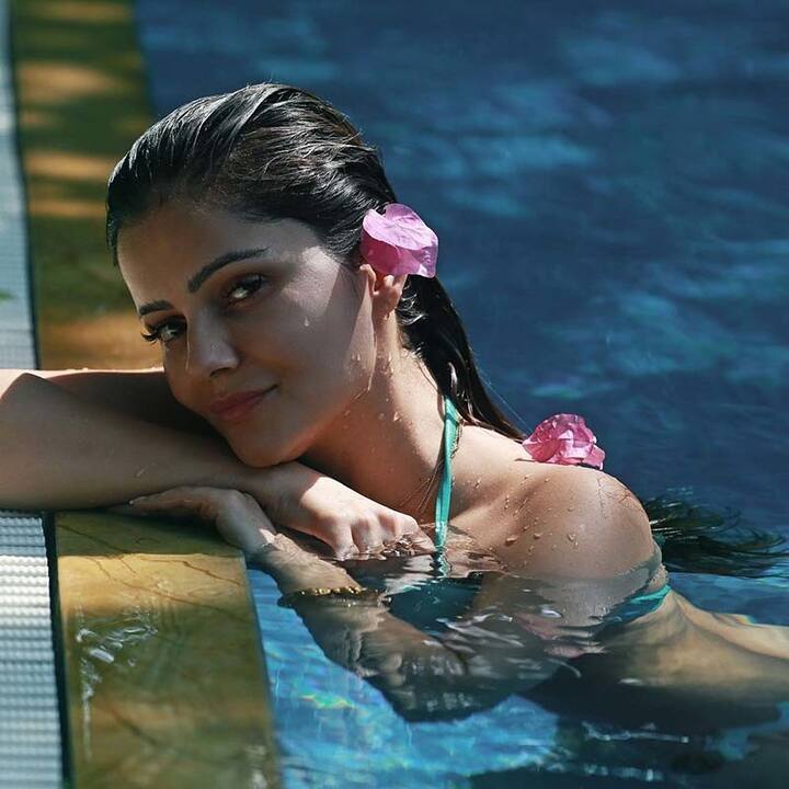 કોણ હશે એકતા કપૂરના શોની આગામી નાગિન? આ સવાલ શોના તમામ ફેન્સને થઇ રહ્યો હશે. શોનો પ્રોમો આઉટ થઇ ગયો છે. ફેન્સની એક્સાઇટમેન્ટ ડબલ થઇ ગઇ છે. એકતા કપૂર પણ નાગિન 6 ને અગાઉથી વધુ ગ્રાન્ડ અને હિટ બનાવવા માટે ખાસ તૈયારીઓ કરી રહી છે. નાગિન 6ને લઇને ક્યા સ્ટાર્સના નામોની ચર્ચા થઇ રહી છે જેની અહી જાણકારી આપવામાં આવી છે.