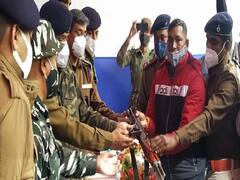 Jharkhand News: 10 लाख के इनामी नक्सली ने हथियारों के साथ किया आत्मसमर्पण, 8 पुलिसकर्मियों की हत्या का है आरोप