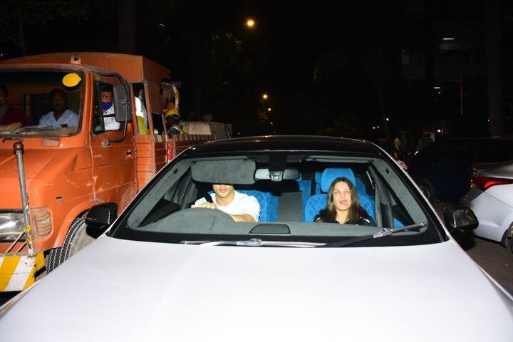 मीडिया के कैमरा में काफी लंबे वक्त के बाद ये कपल साथ में स्पॉट हुआ है.