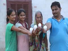 Gram Ujala Yojana: इस योजना के तहत जगमगा रहे हैं ग्रामीण इलाके, केवल 10 रुपये में मिल रहा है LED बल्ब