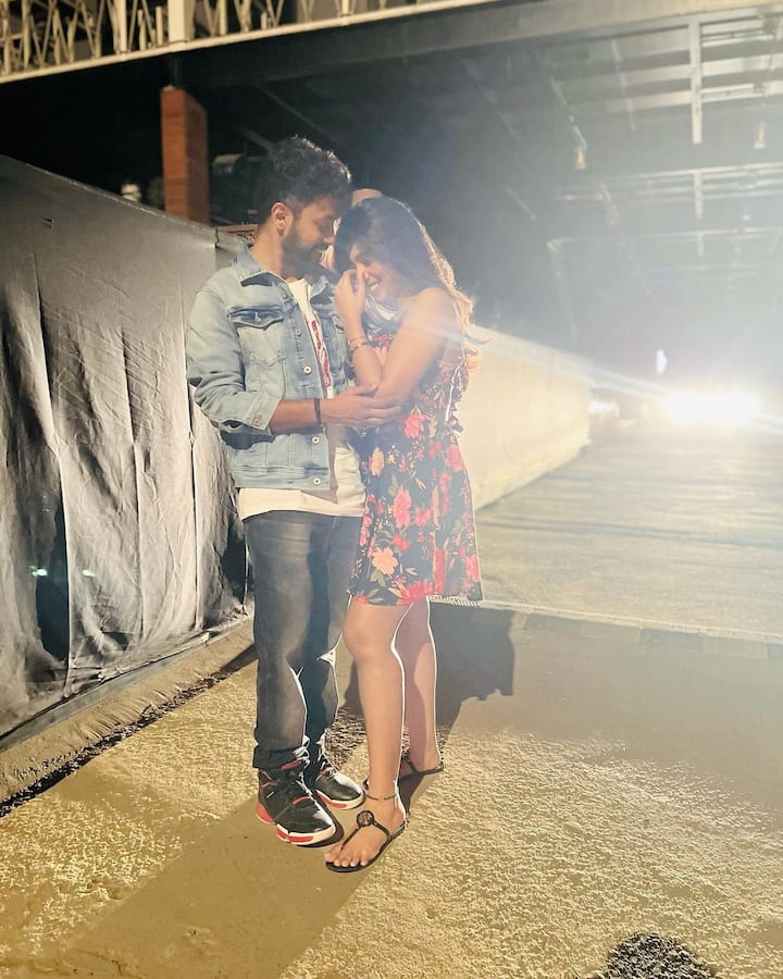 సురేఖా వాణి కూతురు సుప్రీత ఇటీవల తన ఇన్ స్టాలో పోస్టు పెట్టింది. ఓ అబ్బాయితో ఉన్న ఫోటో పెట్టి ‘నేను ఎస్ చెప్పా’ అని క్యాప్షన్ పెట్టింది.  -Image credit: RockyJoradan/Instagram