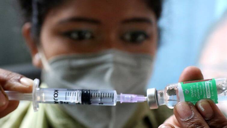 India logs over 337 lakh new Covid cases Omicron tally jumps to 10050 India Coronavirus Updates: দেশের দৈনিক আক্রান্ত সাড়ে ৩ লক্ষের কাছাকাছি, ১০ হাজার পার ওমিক্রন