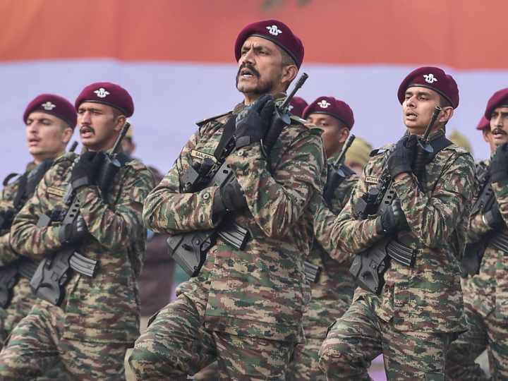 दिल्ली पुलिस के जॉइंट सीपी (ट्रैफिक) विवेक किशोर ने कहा कि परेड निकलने वाले रास्तों के आसपास 23 जनवरी की फुल ड्रेस रिहर्सल और 26 जनवरी के समारोह के दौरान ट्रैफिक रिस्ट्रिक्शन भी रहेगी. 25 जनवरी शाम 6 बजे के बाद से 26 जनवरी परेड खत्म होने तक विजय चौक और उसके आस पास ट्रैफिक पर प्रतिबंध होगा.