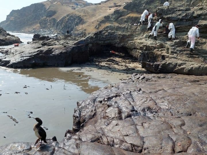 Peruvian authorities have sealed off 21 beaches after 6,000 barrels of oil were spilled at at La Pampilla refinery of Spanish energy giant Repsol | Photo: AFP