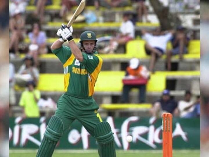 लिस्ट में चौथे नंबर पर टीम इंडिया के पूर्व कोच रहे गैरी कस्टर्न हैं. इन्होंने दक्षिण अफ्रीका में भारत के खिलाफ 8 वनडे मैचों में 77 की औसत से 464 रन जड़े हैं.