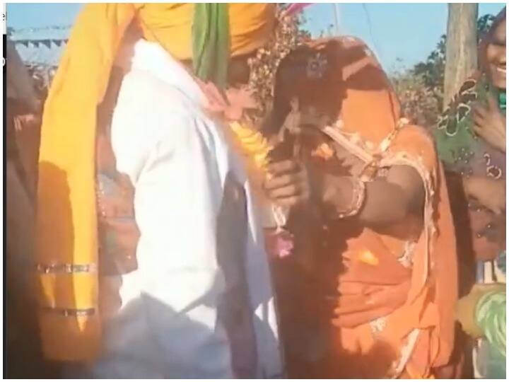 Banswara News: 60 साल पहले किया था लव मैरिज, अब बेटी-दामाद ने रीति रिवाज से कराई शादी, हर तरफ हो रही चर्चा Banswara News after 40 years of love marriage every ritual performed ANN Banswara News: 60 साल पहले किया था लव मैरिज, अब बेटी-दामाद ने रीति रिवाज से कराई शादी, हर तरफ हो रही चर्चा
