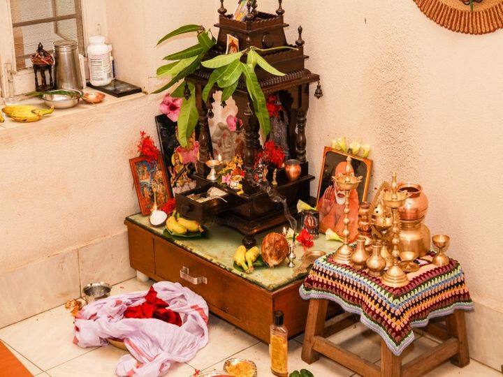 पूजा करते समय ध्यान रखें कि भगवान की मूर्तियां कभी भी आमने सामने नहीं रखें. ऐसा करने से आर्थिक उन्नती के रास्ते बंद होते हैं और पैसा आने में रुकावट पैदा होने लगती है.