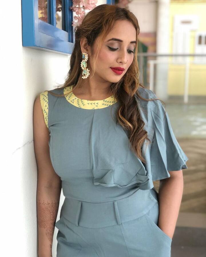 रानी अपने फैंस को अपनी प्रोफेशनल और पर्सनल लाइफ के बारे में अपडेट देती रहती हैं जिसकी वजह से फैंस उन्हें फॉलो करते हैं. अपनी फिटनेस का खास ध्यान रखने वाली रानी ने सोशल मीडिया पर अपनी ग्लैमरस तस्वीरें शेयर की हैं जो पोस्ट होते ही वायरल हो गई हैं. (फोटो-सोशल मीडिया)