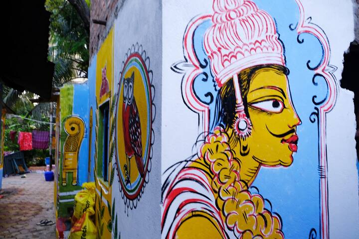 বস্তির সবার মুখেই হাসি। বাসিন্দারা বলছেন, 'অনেকেই হয়ত বেহালা বাগান বাড়ি বস্তিকে চেনেন। কিন্তু এখন এখানে এলে কেউ হঠাৎ করে আমাদের পাড়াকে চিনতেই পারবেন না। উৎসবের আমেজে যেন ঝলমল করছে গোটা বস্তি।'