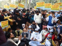 AAP का आरोप- Delhi बीजेपी चीफ Adesh Gupta ने एमसीडी के जमीन पर कब्जा जमाया