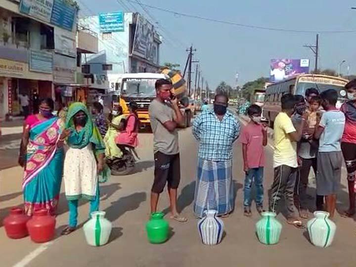 Thanjavur public strikes demanding water facility தஞ்சையில் குடிநீர் கேட்டு காலி குடங்களுடன் பொது மக்கள் சாலை மறியல்