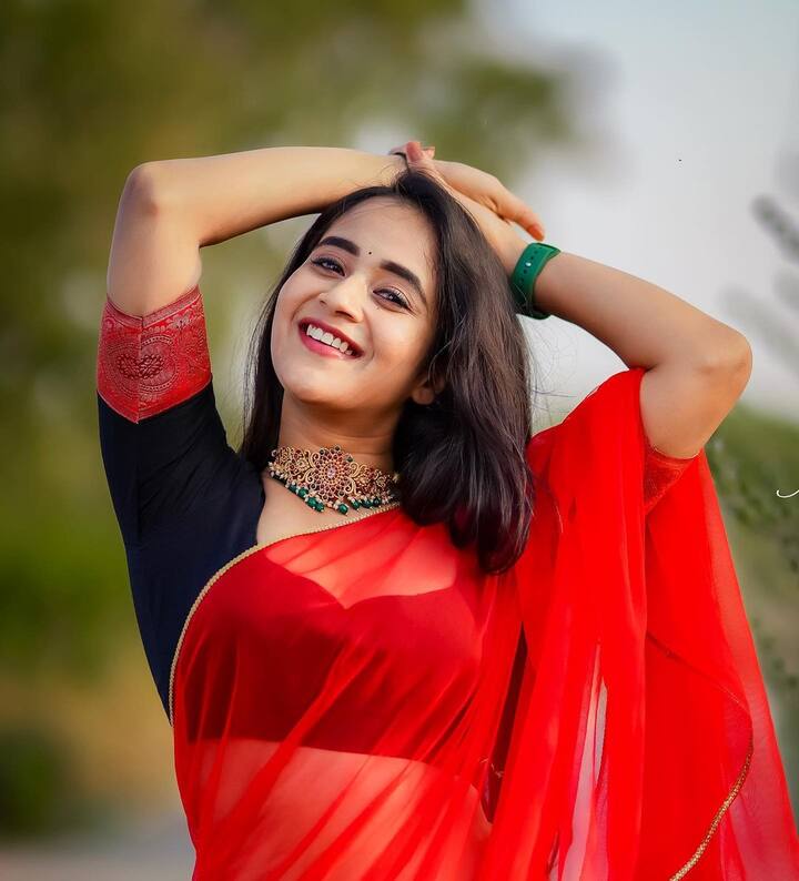 షన్నుతో బ్రేకప్ వల్ల ఆమె ఒక్కసారిగా వార్తల్లోకి వచ్చింది.  -Image credit: Deepthisunaina/Instagram