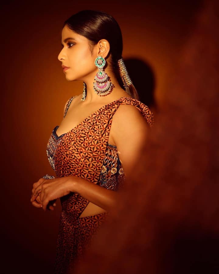 नुकतंच सईने छान फोटोशूट केलं आहे.