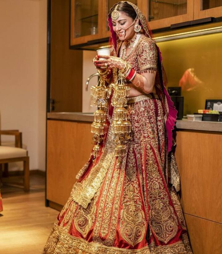 चूढ़े से लेकर गले के हार तक सब कुछ एंटीक था. और श्रद्धा आर्या के जोड़े को कॉम्प्लीमेंट कर रहा था. माथे पर सजाया मांग टीका उनके इस लुक को और भी ज्यादा रॉयल लुक दे रहा था.
