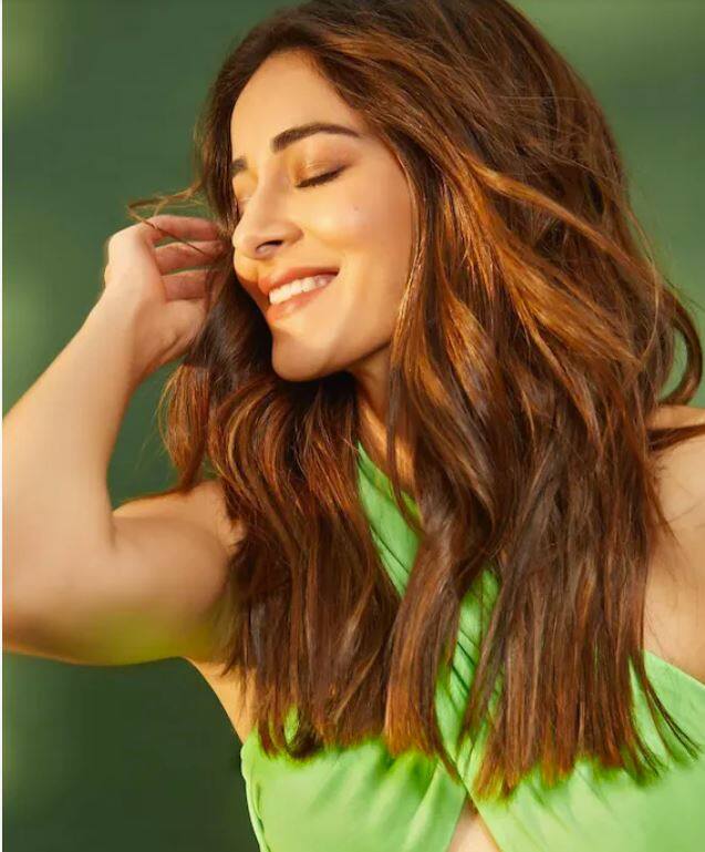 ਉਸ ਨੇ ਆਪਣੇ ਲੁੱਕ ਦੀਆਂ ਕਈ ਤਸਵੀਰਾਂ ਇੰਸਟਾ 'ਤੇ ਸ਼ੇਅਰ ਕੀਤੀਆਂ ਹਨ, ਅਨੰਨਿਆ ਨੇ ਖੁੱਲ੍ਹੇ ਵਾਲਾਂ ਨਾਲ ਗਲੈਮਰ ਦਾ ਤੜਕਾ ਲਾਇਆ।