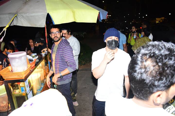 चाट खरीदते हुए हर शख्स की निगाहें आसिम रियाज़ पर जा टिकीं थी.