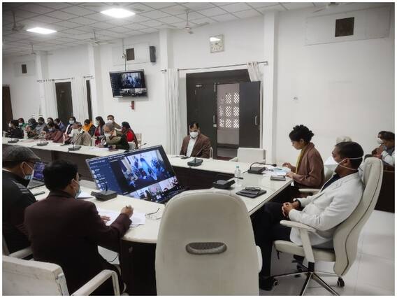 Ujjain Corona Vaccination: 15-18 वर्षीय बच्चों के टीकाकरण की कलेक्टर ने की समीक्षा, धीमी गति पर जताया असंतोष Ujjain Corona Vaccination: 15-18 वर्षीय बच्चों के टीकाकरण की कलेक्टर ने की समीक्षा, धीमी गति पर जताया असंतोष