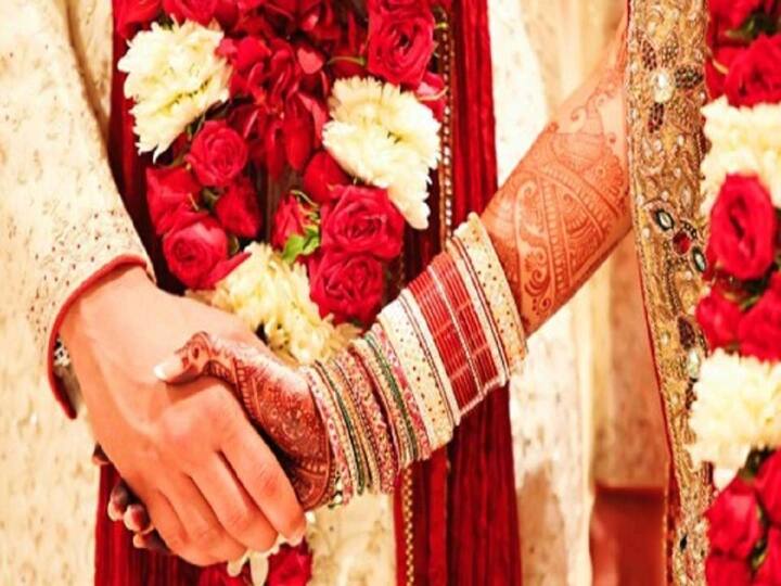 bride calls off wedding after Groom allegedly slaps her for dancing with cousin in Tamil Nadu ਲਾੜੇ ਨੇ ਸਟੇਜ 'ਤੇ ਲਾੜੀ ਨੂੰ ਮਾਰਿਆ ਥੱਪੜ, ਗੁੱਸੇ 'ਚ ਲਾੜੀ ਨੇ ਕਿਸੇ ਹੋਰ ਨਾਲ ਕਰਵਾਇਆ ਵਿਆਹ