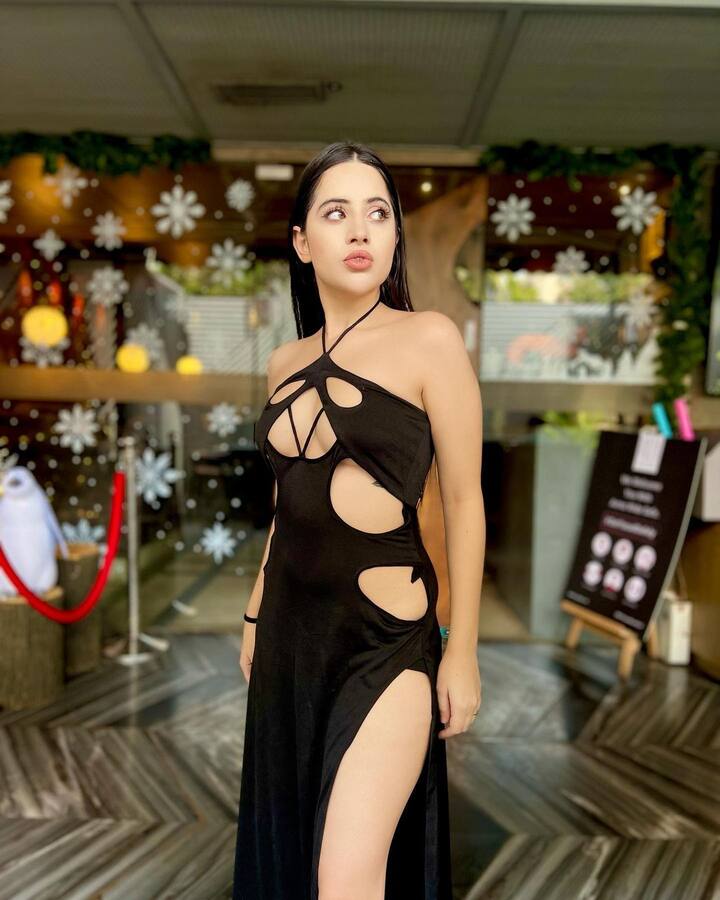 उर्फी का कहना है कि, उन्हें खुद पर कई बार डाउट होता है. चाहे वह सोशल मीडिया या पब्लिक में कितना भी कॉन्फिडेंट दिखती हैं, लेकिन उन्हें अंदर लगता है वह ठीक हैं या गलत.