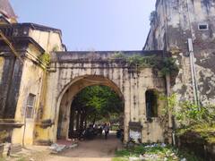 நாகை நீதிமன்றத்தின் பிரதான நுழைவு வாயில் மூடல் - மரத்தடியில் அமர்ந்து மனுக்களை அளிக்கும் நிலை