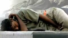 खून जमा देने वाली ठंड में सड़क किनारे सोने की मजबूरी क्यों? क्या सरकारें इनके लिए नहीं हैं?