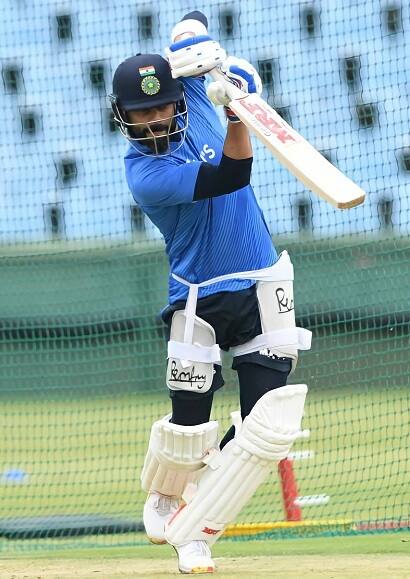 কেশব মহারাজের (Keshav Maharaj) বলটা পড়েছিল অফস্টাম্পের সামান্য বাইরে। পা বাড়িয়ে ড্রাইভ করতে গেলেন বিরাট কোহলি (Virat Kohli)। কিন্তু বল মাটিতে রাখতে পারলেন না। কভারে সহজ ক্যাচ দিয়ে বসলেন দক্ষিণ আফ্রিকার অধিনায়ক তেম্বা বাভুমার (Temba Bavuma) হাতে। ৫ বল খেলে কোনও রান না করে ফিরলেন কিংগ কোহলি। ওয়ান ডে ক্রিকেটে দু'বছরেরও বেশি সময় পর শূন্য রানে ফিরলেন কোহলি।