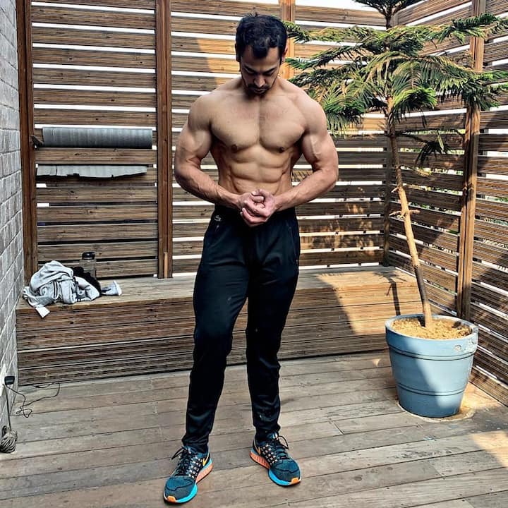 इंटरव्यू में जब प्रतीक यादव से ये पूछा गया कि किसी ने उनपर दबाव तो नहीं बनाया राजनीति में आने या ना आने को लेकर.