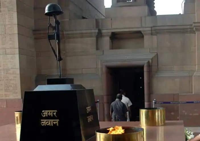 amar jawan jyoti to be kept at national war memorial instead of India Gate આજથી India Gate પર નહીં, રાષ્ટ્રીય યુદ્ધ સ્મારકમાં વિલય થશે 50 વર્ષથી પ્રજ્વલિત Amar Jawan Jyotiનુ, જાણો વિગતે