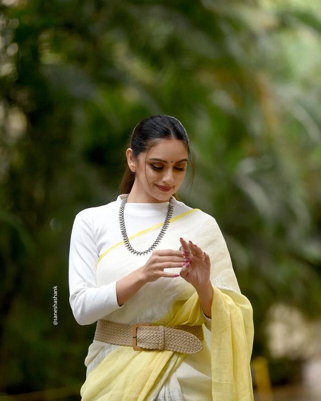 श्रुती सुद्धा आपल्या स्टाईलमध्ये लेटेस्ट फॅशन ट्रेंडप्रमाणे बदल करत असते.