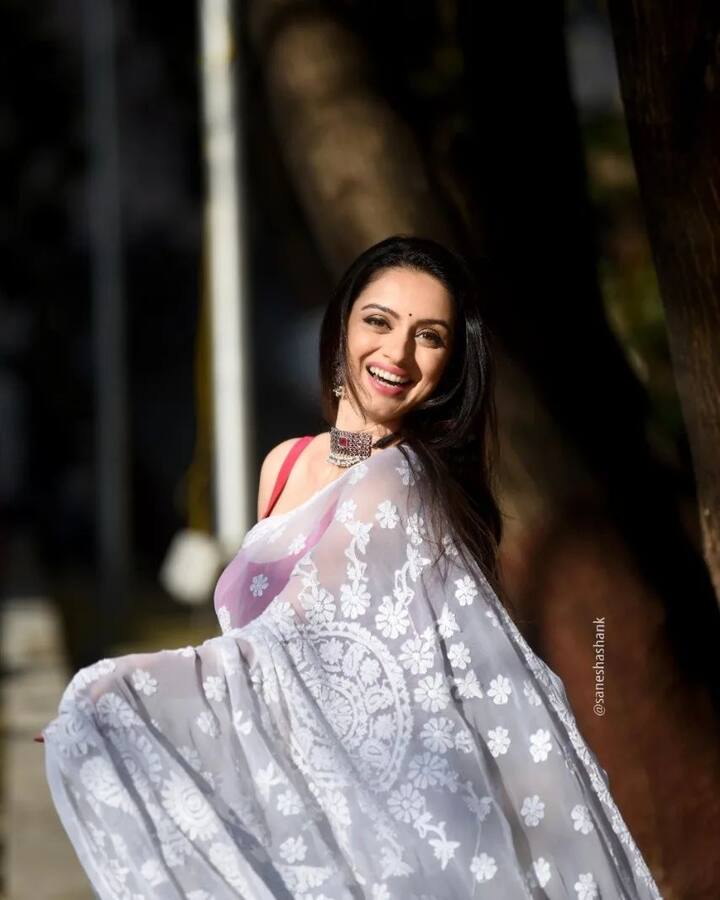 साडीत तर कधी वेस्टर्न स्टाईलमधल्या श्रुतीच्या प्रत्येक फोटोशूटला तिचे चाहते पसंती देतात.