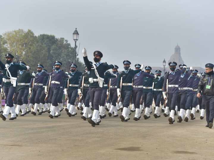 Republic Day parade 2022: कोविड महामारी के चलते इस बार भी गणतंत्र दिवस परेड के रूट को शार्ट किया गया है. पहले परेड विजय चौक से शुरू होकर लाल किले तक जाती थी, लेकिन पिछले साल की तरह इस बार भी परेड विजय चौक से शुरू होकर इंडिया गेट के पास नेशनल स्टेडियम पर ही खत्म हो जाएगी. कोविड महामारी का साया गणतंत्र दिवस समारोह पर इस बार भी मंडरा रहा है. इसके चलते पहले परेड रूट 8.3 किलोमीटर होता था वो अब घटकर 3.3 किलोमीटर ही रह गया है. मतलब परेड रूट 5 किलोमीटर कम कर दिया गया है. हालांकि, परेड के बाद निकलने वाली झांकिया लाल किले पर जाकर ही खत्म होगी.