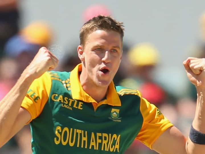 मोर्ने मोर्कल इस लिस्ट में चौथे नंबर पर हैं. इन्होंने घरेलू मैदानों पर भारत के खिलाफ 12 वनडे मैचों में 23.88 की औसत से 17 विकेट चटकाए.