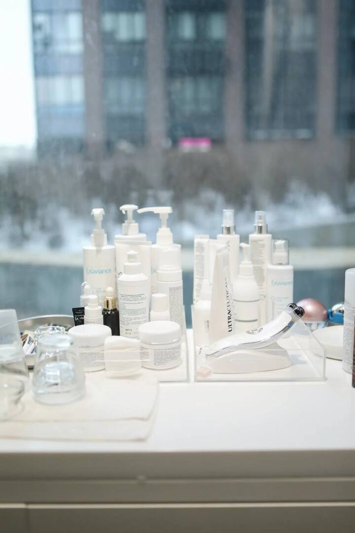 অসংখ্য হাতছানি অনেক সময়েই ক্রেতাকে বিভ্রান্ত করতে পারে। বিশেষজ্ঞদের মতে, কোন কসমেটিক কোন ত্বকের জন্য কতটা ভালো, সেটা ব্যবহার করার আগে স্থির করতে হয়।