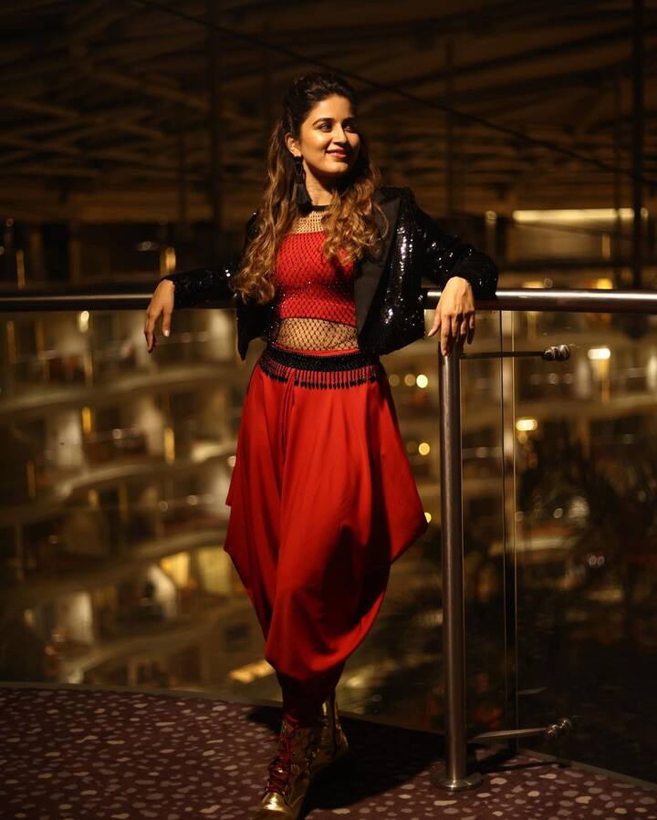 तिचे वेगवेगळ्या लुक्स मधले फोटो ती कायम चाहत्यांसोबत शेअर करत असते. (photo:parashuramivaidehi/ig)