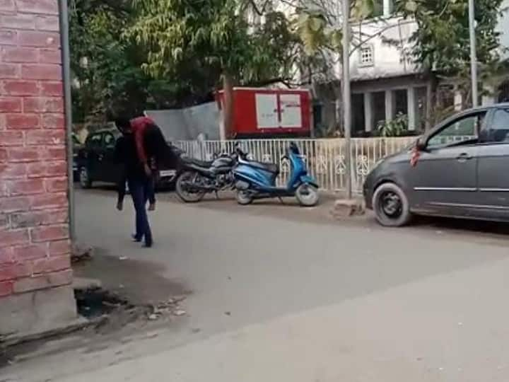 Video Viral: husband walked with dead body wife on shoulder after Ambulance not found in hajipur ann कंधे पर सिस्टम! पत्नी की मौत के बाद नहीं मिली एंबुलेंस, घंटों इंतजार के बाद गोद में शव लेकर गया पति, Video Viral