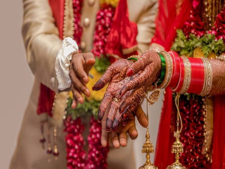 valentine day newly weds bride groom fighting video viral amid valentines day fighting at post wedding rituals video Watch: शादी के बाद की रस्मों में दूल्हे से ससुराल में हाथों से लड़ पड़ी नई नवेली दुल्हन! पहले ही दिन हुआ कुछ ऐसा