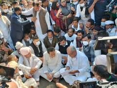 MP News: भोपाल में सीएम हाऊस के सामने किसानों के साथ धरने पर बैठे दिग्विजय सिंह, कमलनाथ ने भी किया ज्वाइन