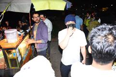 Mumbai की सड़को पर चाट के चटखारे लेते दिखे Asim Riaz और Himanshi Khurana, कैमरा के आते ही गाड़ी में बैठकर हुए रवाना