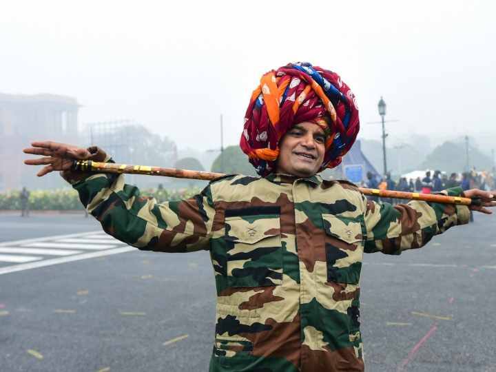 25 जनवरी रात 11 बजे के बाद से रफी मार्ग, जनपथ, मैन सिंह रोड को क्रॉस करके जाने वाले ट्रैफिक मवमेंट पर 26 जनवरी समारोह खत्म होने तक प्रतिबंध होगा. 26 जनवरी सुबह 2 बजे से सी हेक्सगन इंडिया गेट पर ट्रैफिक परेड खत्म होने तक बंद रहेगा. साथ 26 जनवरी सुबह 10 बजे से तिलक मार्ग से लाल किले तक के झांकी निकलने के रूट पर पूरी तरह प्रतिबंद रहेगा. हालांकि इस रास्ते की क्रॉस रोड पर ट्रैफिक झांकी निकलने के दौरान बंद किया जाएगा.