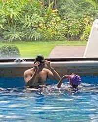 ਅਦਾਕਾਰ ਹੋਣ ਤੋਂ ਇਲਾਵਾ ਮਹੇਸ਼ ਬਾਬੂ ਫਿਲਮ ਦਾ ਨਿਰਦੇਸ਼ਨ ਵੀ ਕਰਦੇ ਹਨ। ਅਭਿਨੇਤਾ ਨੇ ਬਾਲ ਕਲਾਕਾਰ ਦੇ ਰੂਪ ਵਿੱਚ ਦੱਖਣ ਇੰਡਸਟਰੀ ਵਿੱਚ ਆਪਣੀ ਸ਼ੁਰੂਆਤ ਕੀਤੀ ਸੀ।