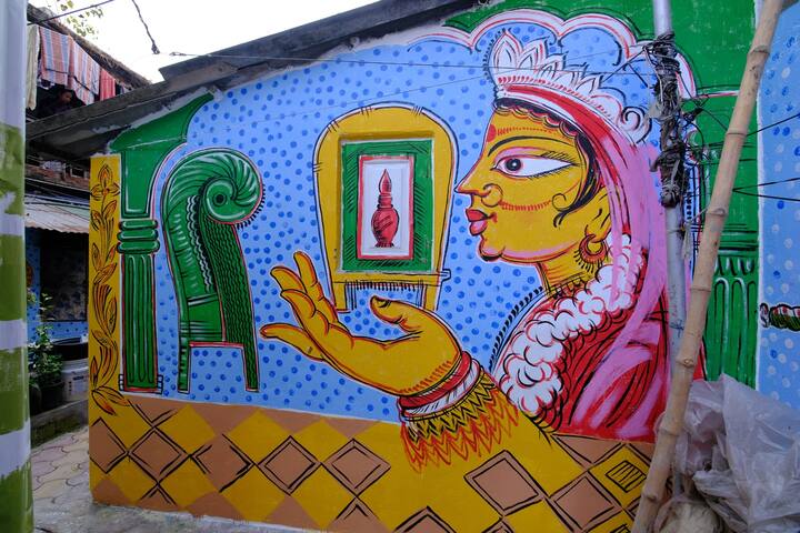 এখন এই পাড়ায় গেলে মনে হতে পারে, পাড়ার কারও হয়তো বিয়ে হচ্ছে, আর তাই সেজে উঠেছে গোটা পাড়া! কিন্তু বিয়েতে সাজে গ্রাফিতি!