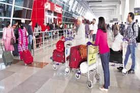 New Hand Baggage Rules: घरेलू उड़ान भरने वाले यात्रियों के लिए बुरी खबर है. अब यात्रा के दौरान घरेलू हवाई यात्री विमान के केबिन के अंदर केवल एक ही बैग लेकर यात्रा हवाई कर सकेंगे.