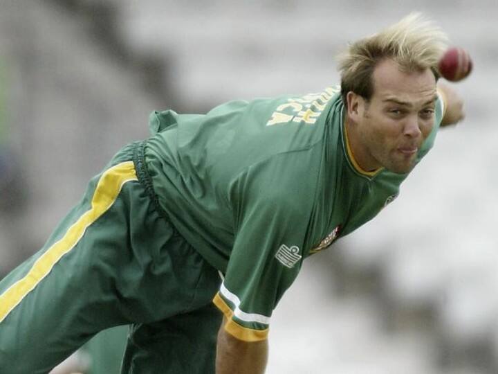 दक्षिण अफ्रीका के पूर्व ऑलराउंडर जैक कैलिस ने घेरलू मैदानों पर भारत के खिलाफ 12 विकेट निकाले हैं. ये लिस्ट में सातवें पायदान पर हैं.