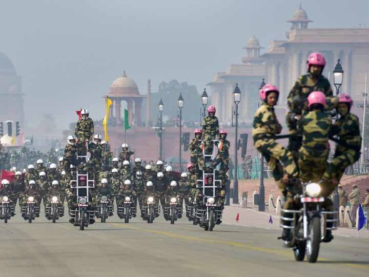 कोविड महामारी के चलते इस बार भी कई बदलाव किये गए है जिसमें 26 जनवरी की परेड जिनके पास टिकट और पास होंगे वो ही परेड देख सकेंगे. बाकी लोग घर पर टीवी पर परेड देखें. पहले परेड के रास्ते जो लोग खड़े होकर परेड देखते थे. उन्हें इजाजत नहीं होगी.
