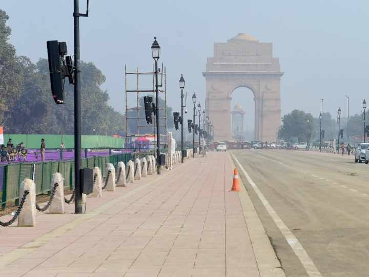 दिल्ली पुलिस के मुताबिक दिल्ली से लगने वाले सभी बॉर्डर को 25 जनवरी की रात 10 बजे से सील कर दिया जाएगा. इस समय दिल्ली में हैवी ट्रांसपोर्ट और लाइट गुड व्हीकल को दिल्ली में घुसने की इजाजत नही होगी. दिल्ली पुलिस पहले ही 20 जनवरी से 15 मार्च तक किसी भी तरह के ड्रोन के उड़ाने पर दिल्ली में प्रतिबंद लगा चुकी है.