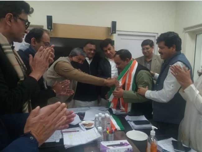 Uttarakhand Election 2022 Harak Singh Rawat joins Congress meets Harish Rawat in Delhi ann Uttarakhand Election 2022: हरक सिंह रावत को मिला हाथ का साथ, जॉइन की कांग्रेस, बोले- BJP ने मुझे यूज एंड थ्रो समझा