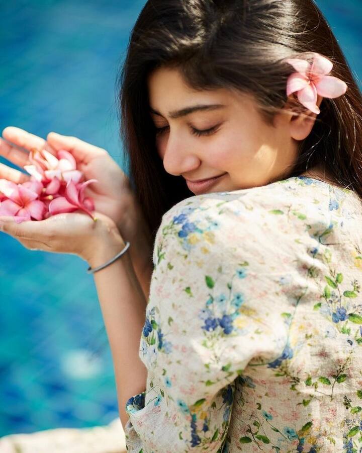 హీరోలకు పోటీగా డాన్స్ చేస్తూ యూత్ ని ఫిదా చేసింది. ఓవర్ నైట్ లో స్టార్ డం సంపాదించేసింది సాయి పల్లవి.(Photo Courtesy: Instagram)