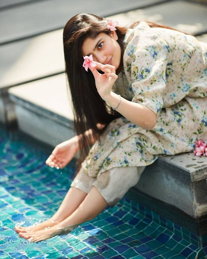కమర్షియల్ సినిమాలకు దూరంగా పెర్ఫార్మన్స్ ఓరియెంటెడ్ కథలనే ఎన్నుకుంటుంది.(Photo Courtesy: Instagram)
