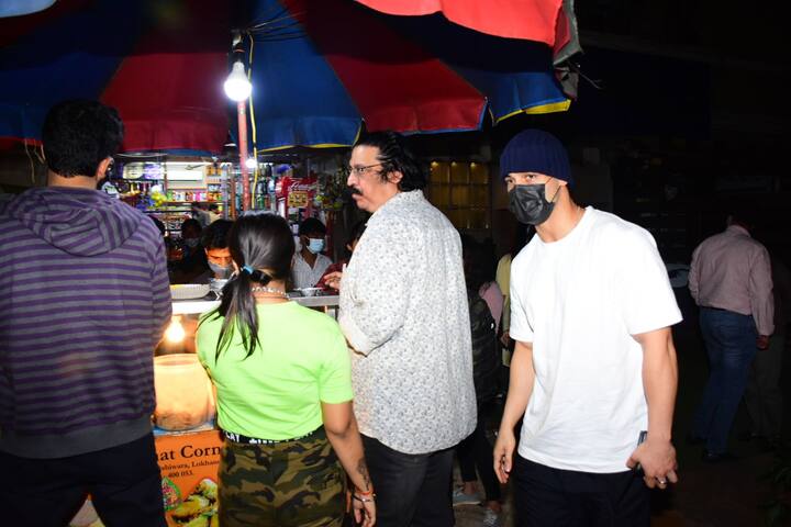 चाट की लाइन में लगकर आसिम ने खरीदी अपनी गर्लफ्रेंड के लिए चाट.