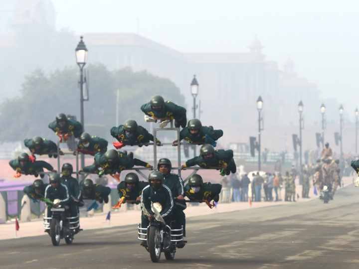 पहले सवा लाख लोग परेड देखते थे जिन्हें कोविड के चलते साल 2021 में घटाकर 25 हजार कर दिया गया था. लेकिन इस बार दर्शकों की संख्या करीब 8 हजार के आसपास ही होगी. जो लोग गणतंत्र दिवस परेड देखने आएंगे उनका टेम्प्रेचर देखा जाएगा. साथ ही मास्क पहनना भी ज़रूरी है. जगह जगह सैनिटाइजर का इंतज़ाम भी किया जाएगा.